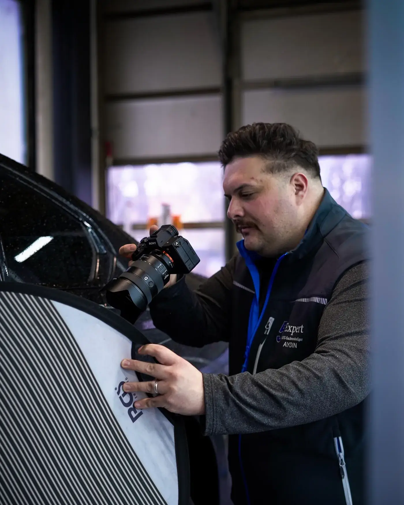 Okan Aydin dokumentiert den Zustand eines Fahrzeugs