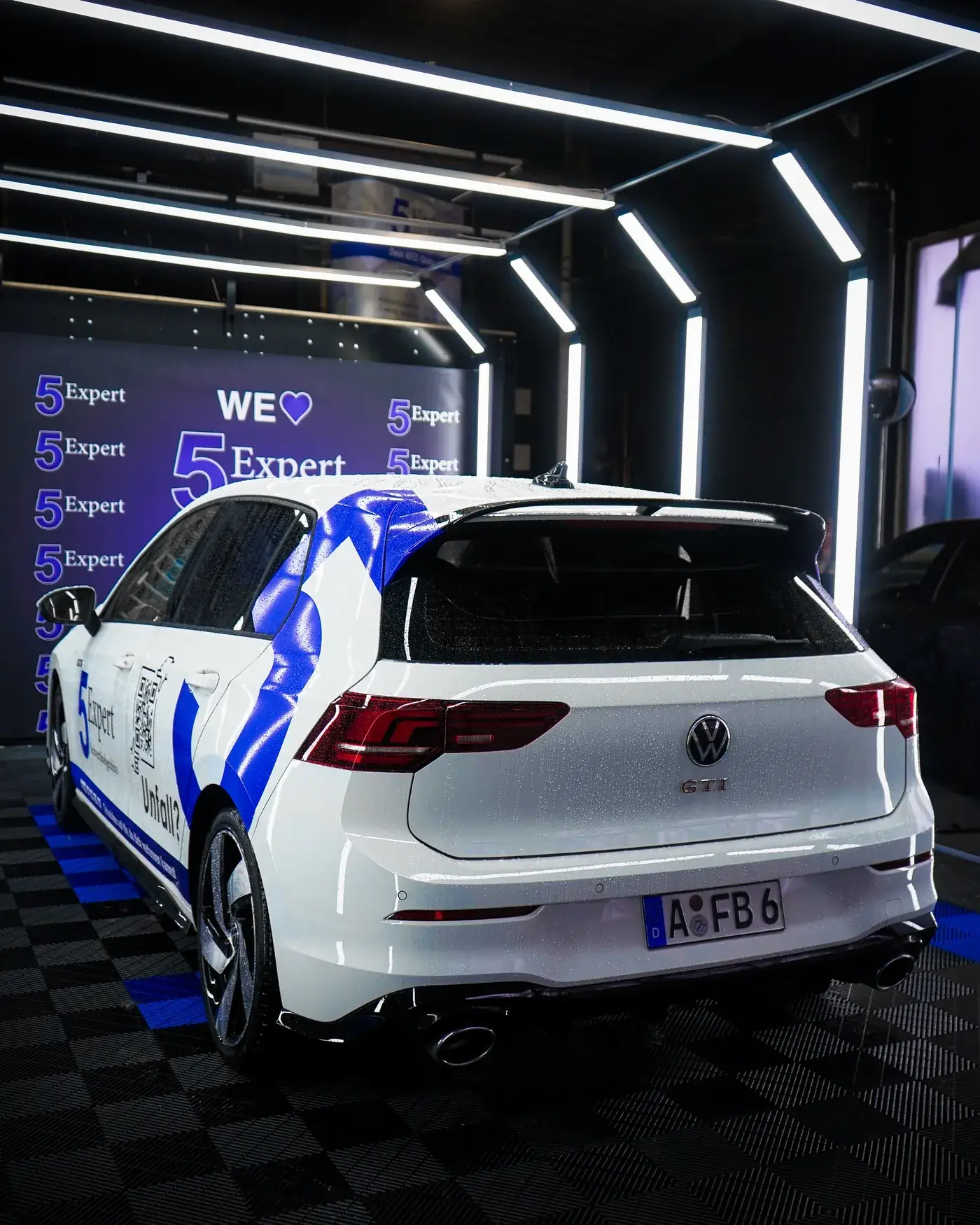 LED-Lichtkanal und Begutachtungsbereich der 5Expert Prüfhalle Augsburg