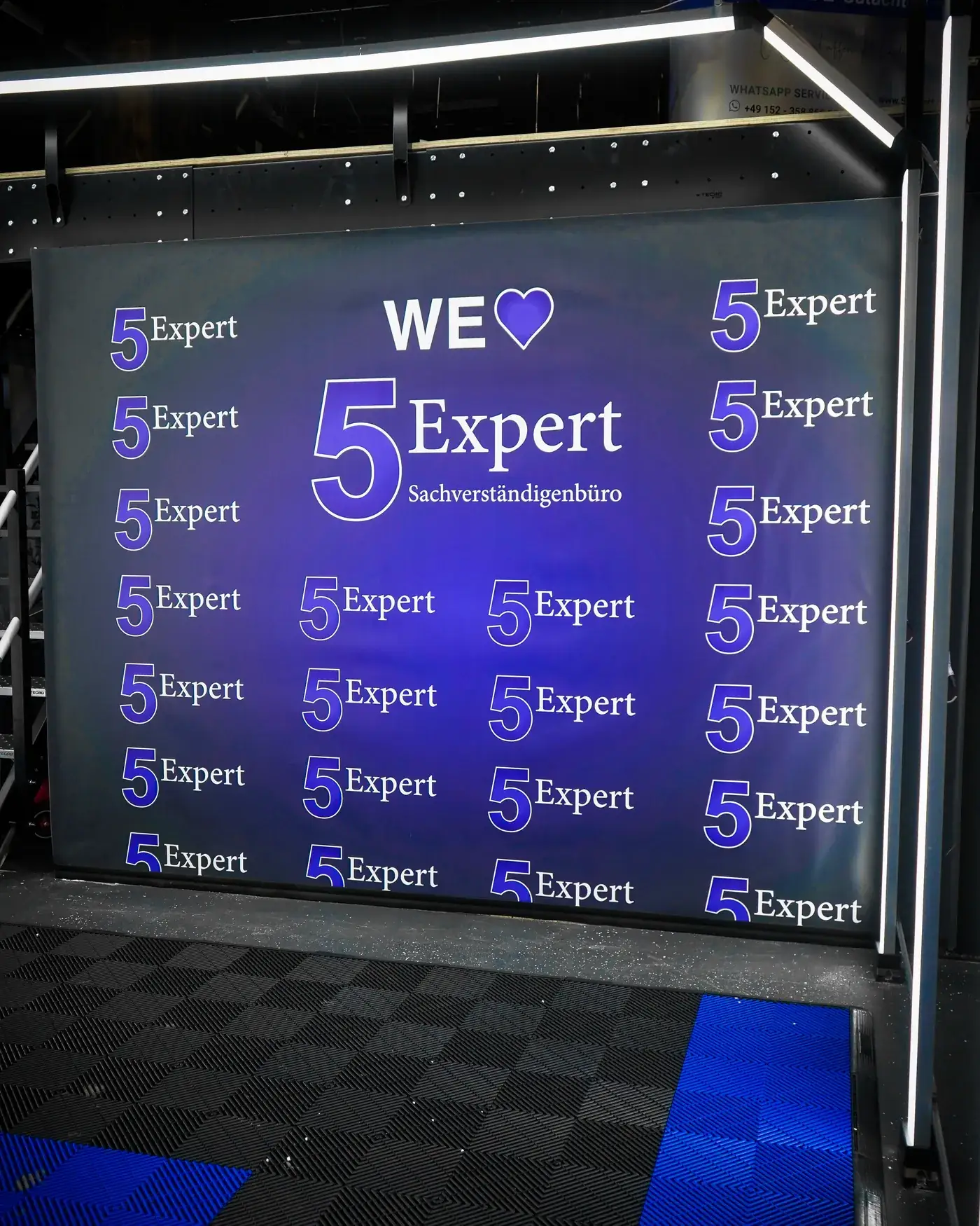 5Expert Markenwand in der Prüfhalle Augsburg