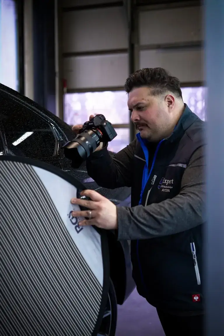 Kfz-Sachverständiger Okan Aydin bei der Fahrzeugbegutachtung, zuständig auch für Königsbrunn